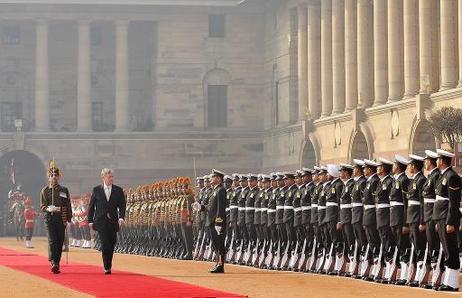 Bundespräsident Horst Köhler (r.) wird mit militärischen Ehren vor dem Präsidentenpalast Rashtrapati Bhavan empfangen.