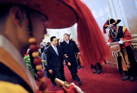 Bundespräsident Horst Köhler wird von Lee Myung-bak, Präsident Südkoreas, mit militärischen Ehren in dessen Amtssitz (Cheong Wa Dae) empfangen.