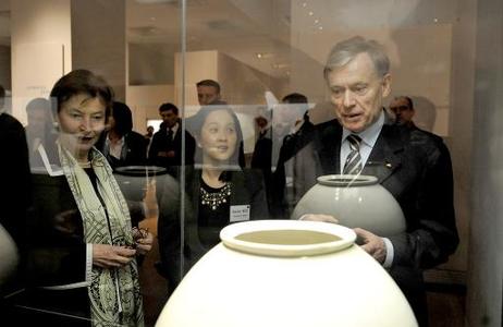 Bundespräsident Horst Köhler und seine Frau Eva Luise (l.) im Nationalmuseum vor einer Porzellanvase aus dem frühen Mittelalter.