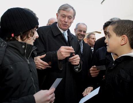 Bundespräsident Horst Köhler gibt Kindern Autogramme bei einem Gang durch die Innenstadt von Trier.