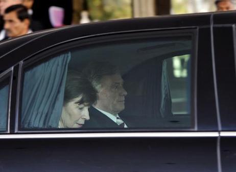 Bundespräsident Horst Köhler und seine Frau Eva Luise in einem Dienstwagen bei einem Staatsbesuch in Indien.