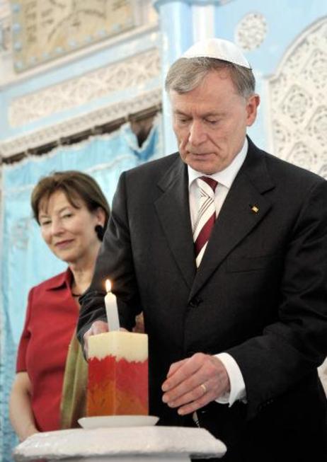 Bundespräsident Horst Köhler und seine Frau Eva Luise besuchen die jüdische Synagoge Keneseth Eliyahoo und entzünden eine Kerze.