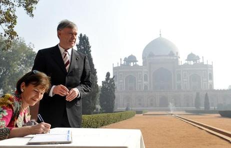 Bundespräsident Horst Köhler und seine Frau Eva Luise tragen sich in das Gästebuch der Grabstätte des Kaisers Humayun ein.