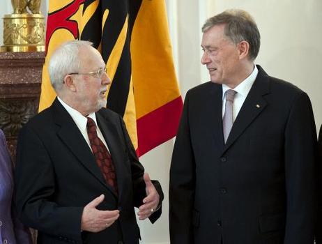 Bundespräsident Horst Köhler im Gespräch mit Lothar de Maiziere, letzter DDR-Ministerpräsident (l.) am Rande eines Empfangs im Schloss Bellevue.