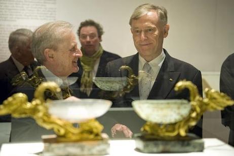 Bundespräsident Horst Köhler (r.) im Gespräch mit Luis Monreal, Generaldirektor des Aga Khan Trust for Culture, bei einem Rundgang durch die Ausstellung "Schätze des Aga-Khan-Museums. Meisterwerke der islamischen Kunst" im Martin-Gropius-Bau.