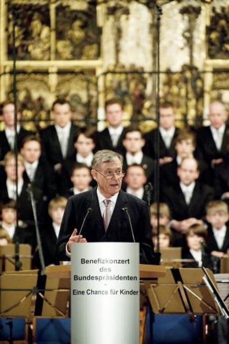 Bundespräsident Horst Köhler während eines Grußwortes bei einem Benefizkonzert zugunsten der Stiftung "Eine Chance für Kinder" in der Marktkirche Hannover.