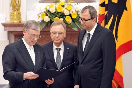 Bundespräsident Horst Köhler übergibt an Hans-Jürgen Papier (M.) die Entlassungsurkunde und an Andreas Voßkuhle (r.) die Ernennungsurkunde als Präsident des Bundesverfassungsgerichts.