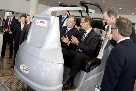 Bundespräsident Horst Köhler (l.) und Jiri Marek, Preisträger des Deutschen Zukunftspreises 2008 (M.), sitzen in einem Fahrsimulator (r.: Franz Fehrenbach, Vorsitzender der Geschäftsführung der Robert Bosch GmbH).