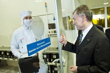 Bundespräsident Horst Köhler bei einem Rundgang durch das neue Halbleiterwerk der Robert Bosch GmbH.