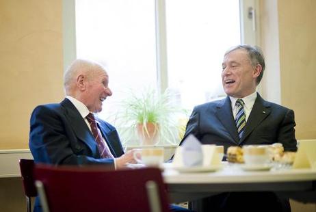 Bundespräsident Horst Köhler im Gespräch beim Besuch des Vereins "mittenmang", einem Begegnungszentrum der Stadt.