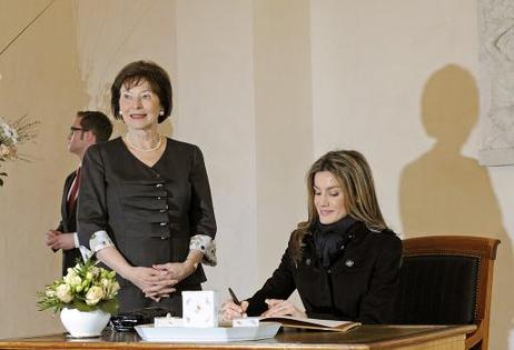 Prinzessin Letizia von Spanien beim Eintrag ins Gästebuch von Schloss Bellevue (l., Eva Luise Köhler).
