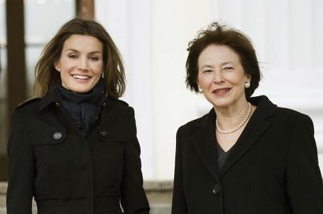 Eva Luise Köhler (r.) und Prinzessin Letizia von Spanien vor Schloss Bellevue.