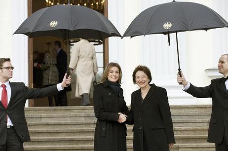 Eva Luise Köhler (r.) bei der Begrüßung von Prinzessin Letizia von Spanien vor dem Schloss Bellevue.