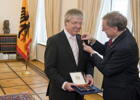 Bundespräsident Horst Köhler verleiht an Hubertus Schmoldt, ehemaliger Vorsitzender der Gewerkschaft IG Bergbau, Chemie, Energie (IG BCE), das Große Verdienstkreuz des Verdienstordens der Bundesrepublik Deutschland.