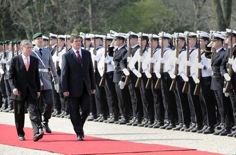 Bundespräsident Horst Köhlere (l.) empfängt Bamir Topi, Präsident Albaniens, mit militärischen Ehren im Schloss Bellevue.