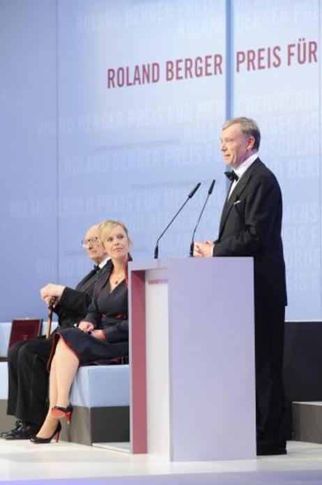 Bundespräsident Horst Köhler während einer Ansprache im Konzerthaus am Gendarmenmarkt bei der Verleihung des Roland-Berger-Preises für Menschenwürde.
