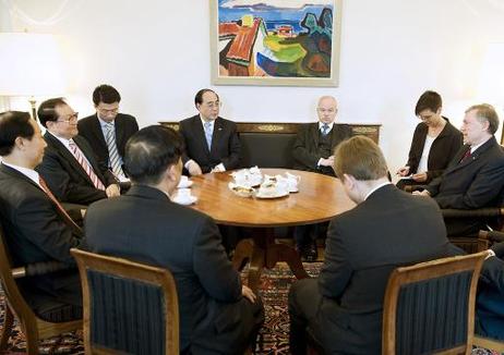 Bundespräsident Horst Köhler (M.r.) im Gespräch mit Li Changchun, für Kultur und Medien zuständiges Mitglied des Ständigen Ausschusses des Politbüros der Kommunistischen Partei Chinas(M.l.), im Schloss Bellevue.