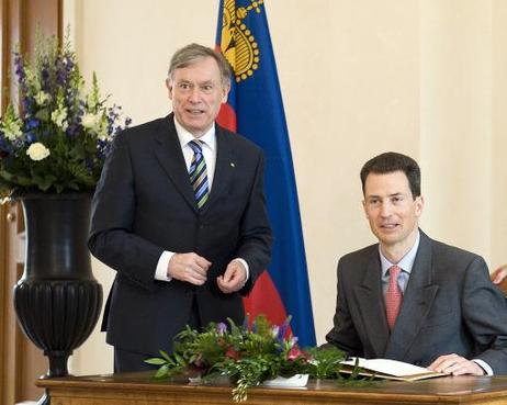 Bundespräsident Horst Köhler (l.) empfängt Erbprinz Alois von und zu Liechtenstein (trägt sich in das Gästebuch ein) zu einem Gespräch im Schloss Bellevue.