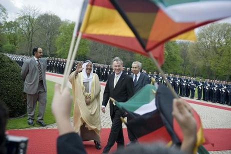 Bundespräsident Horst Köhler empfängt Scheich Sabah Al-Ahmad Al-Jaber Al-Sabah, Emir von Kuwait, mit militärischen Ehren im Schloss Bellevue.