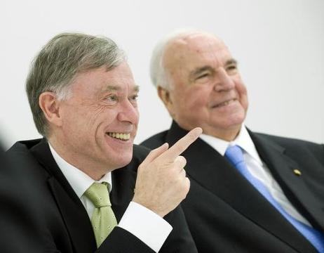 Bundespräsident Horst Köhler (l.) im Gespräch mit Helmut Kohl, Bundeskanzler a.D., bei einem Festakt aus Anlass seines 80. Geburtstages.