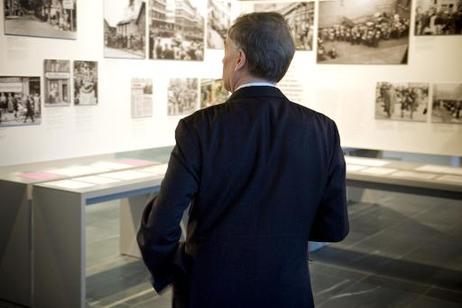 Bundespräsident Horst Köhler bei einem Rundgang durch die Austellung im neuen Dokumentationszentrum "Topografie des Terrors".