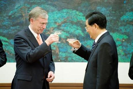 Bundespräsident Horst Köhler (l.) bei einem Toast mit Hu Jintao, Präsident Chinas, am Rande der Unterzeichnung einer gegenseitigen Vereinbarung.