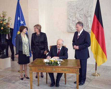 Bundespräsident Horst Köhler empfängt Fatmir Sejdiu, Präsident des Kosovo (trägt sich in das Gästebuch ein), zu einem Gespräch im Schloss Bellevue (dahinter r.: Eva Luise Köhler im Gespräch mit Musafere Sejdiu).