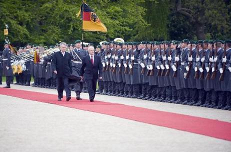 Bundespräsident Horst Köhler (l.) empfängt Fatmir Sejdiu, Präsident des Kosovo, mit militärischen Ehren im Schloss Bellevue.