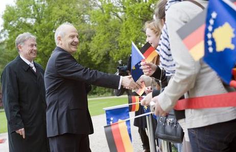 Bundespräsident Horst Köhler (l.) und Fatmir Sejdiu, Präsident des Kosovo, begrüßen Kinder im Park von Schloss Bellevue.