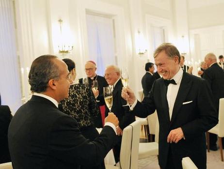 Bundespräsident Horst Köhler (r.) und Felipe Calderón, Präsident Mexikos, bei einem Toast während eines Abendessens im Schloss Bellevue.