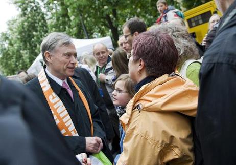 Bundespräsident Horst Köhler (mit Kirchentagsschal) im Gespräch mit Besuchern während des Abends der Begegnung in der Münchner Innenstadt.