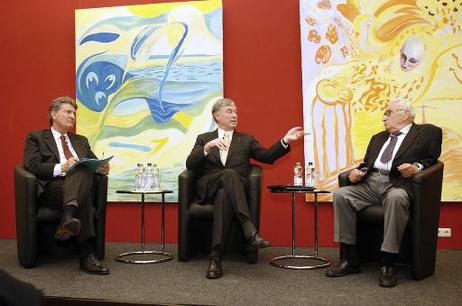 Bundespräsident Horst Köhler (M.) während einer Podiumsdiskussion zum Thema "Wandel durch Bürgerengagement" beim Ost-West-Forum Gut Gödelitz (r.:Egon Bahr, Bundesminister a.D.; Axel Schmidt-Gödelitz, Vorsitzender des Vorstandes).