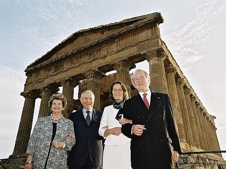 Bundespräsident Dr.Dr.h.c. Johannes Rau mit seiner Frau Christina Rau und dem Staatspräsidenten der Italienischen Republik, Carlo Azeglio Ciampi sowie dessen Frau Franca Pilla Ciampi vor dem Tempel der Concordia.