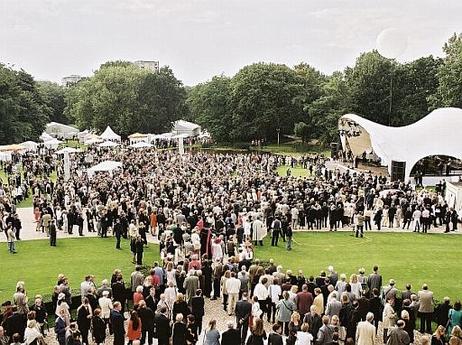 Das Gartenfest von Bundespräsident Dr.Dr.h.c. Johannes Rau mit geladenen Gästen im Park des Schlosses Bellevue.