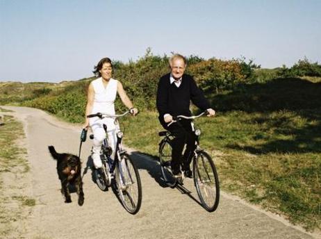 Bundespräsident Johannes Rau, Ehefrau Christina und deren Hund im Urlaub auf Spiekeroog.