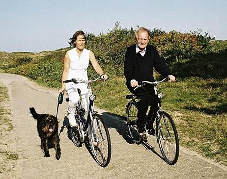 Bundespräsident Dr.Dr.h.c. Johannes Rau, seine Frau Christina Rau und deren Hund Scooter bei ihrem Besuch auf der Insel Spiekeroog.