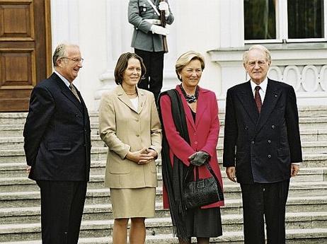 Bundespräsident Dr.Dr.h.c. Johannes Rau und seine Frau Christina Rau begrüßen den König der Belgier, Albert II. und Königin Paola zu einem Besuch in der Bundesrepublik Deutschland.