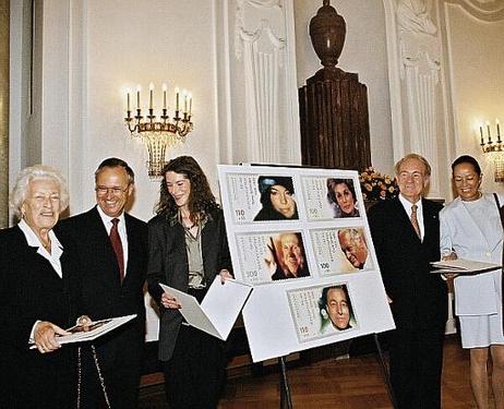 Hertha Rühmann, Bundesfinanzminister Hans Eichel, Antonia Graschberger (Designerin der Wohlfahrtsmarken), Bundespräsident Dr.Dr.h.c. Johannes Rau, Maria Jürgens.