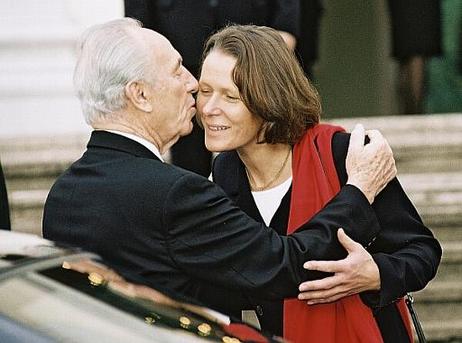 Die Gattin des Bundespräsidenten Dr.Dr.h.c. Johannes Rau, Christina Rau, bei der herzlichen Begrüßung des Ministers für Regionale Zusammenarbeit des Staates Israel, Shimon Peres.