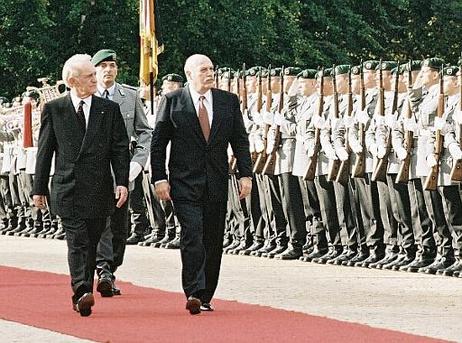 Bundespräsident Dr.Dr.h.c. Johannes Rau begrüßt mit militärischen Ehren den Präsidenten der Republik Paraguay, Dr.Luis Angel González, bei seinem Besuch, gemeinsam mit seiner Gattin Susana Galli de González Macchi, in der Bundesrepublik Deutschland.