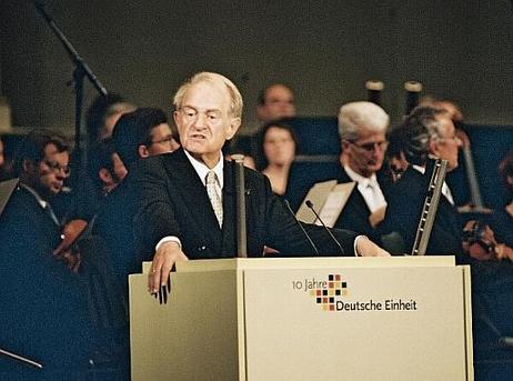 Bundespräsident Dr.Dr.h.c. Johannes Rau während seiner Rede anläßlich des Festaktes zum 10."Jahrestag der Deutschen Einheit"