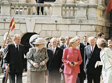 Bundespräsident Dr.Dr.h.c. Johannes Rau gemeinsam mit dem König von Spanien, Juan Carlos, und der Königin der Niederlande, Beatrix, beim Besuch der Feierlichkeiten anläßlich des 500. Geburtstages von Karl V.