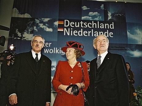 Dr. Hermann Schäfer (Direktor der Stiftung Haus der Geschichte, Bonn), Königin Beatrix, Königin des Königreichs der Niederlande, Bundespräsident Dr.Dr.h.c. Johannes Rau.