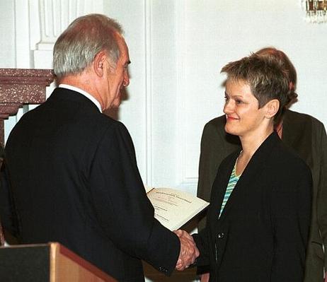 Bundespräsident Dr.Dr.h.c. Johannes Rau händigt, gemäß Art.64 Abs.1 des GG auf Vorschlag von Bundeskanzler Gerhard Schröder, Frau Renate Künast die Ernennungsurkunde zur Bundesministerin für Verbraucherschutz, Ernährung und Landwirtschaft aus.