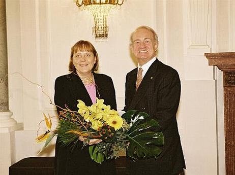 Bundespräsident Dr.Dr.h.c. Johannes Rau nimmt die Geburtstagsglückwünsche der Oppositionsführerin Angela Merkel (MdB, CDU) entgegen.