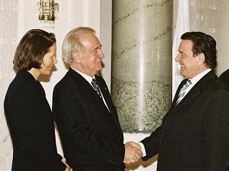 Bundespräsident Dr.Dr.h.c. Johannes Rau und seine Gattin Christina Rau begrüßen Bundeskanzler Gerhard Schröder auf dem Neujahrsempfang des Bundespräsidenten.