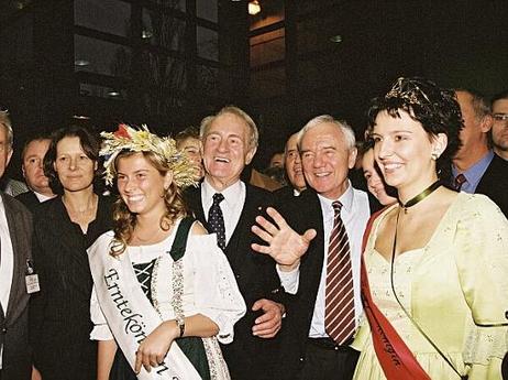 Bundespräsident Dr.Dr.h.c. Johannes Rau, seine Gattin Christina Rau und MP Manfred Stolpe beim Rundgang über das Ausstellungsgelände der "Grünen Woche" Berlin.