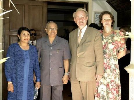 Bundespräsident Dr.Dr.h.c. Johannes Rau und seine Gattin Christina Rau werden von dem Präsidenten der Republik Malediven, Maumoon Abdul Gayoom, und dessen Gattin, Nasreena M.A Gayoon, begrüßt.