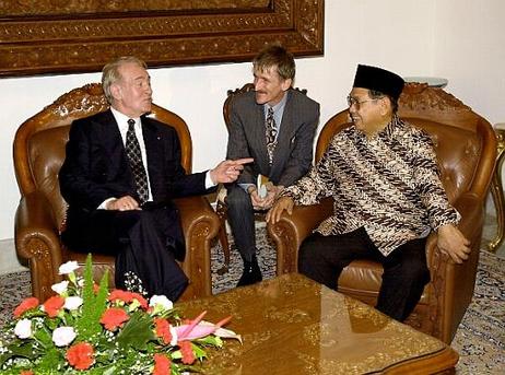 Bundespräsident Dr.Dr.h.c. Johannes Rau und der Präsident der Republik Indonesien, Abdurrahman Wahid während eines Gespräches im Amtssitz des Präsidenten in Jakarta.