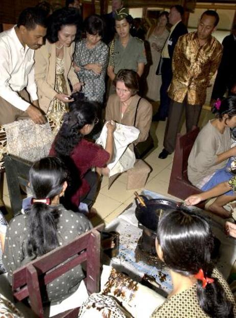 Frau Christina Rau, die Gattin des Bundespräsidenten Dr.Dr.h.c. Johannes Rau, besucht die Batikmanufaktur Bengkel Seni Batik in Jakarta.